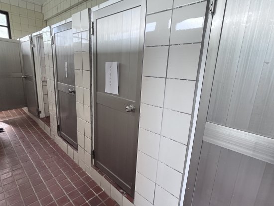 二樓女廁第二間廁所沒水