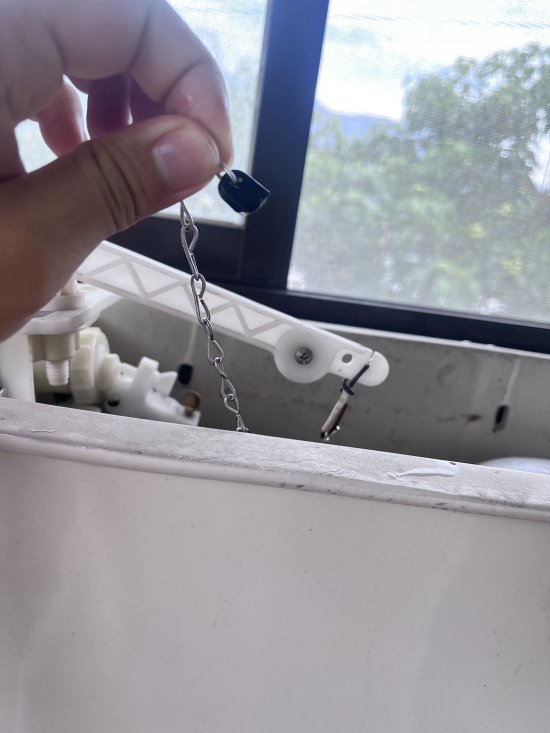 二樓男廁水箱故障