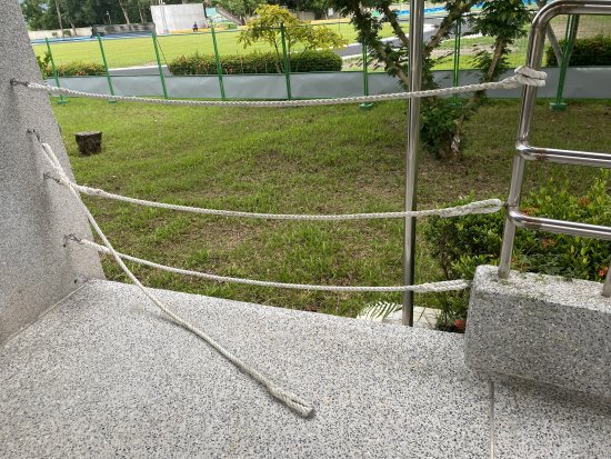 一樓廁所旁無障礙斜坡安全繩