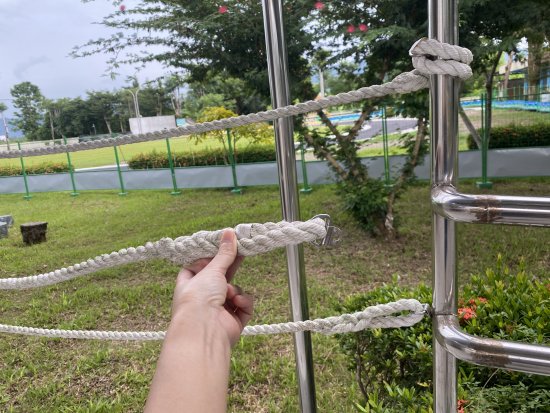 一樓廁所旁無障礙斜坡安全繩