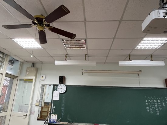 教室燈管不亮