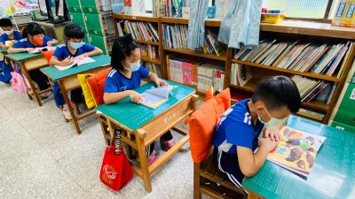 贈書合影2.jpg
