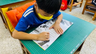 贈書合影3.jpg