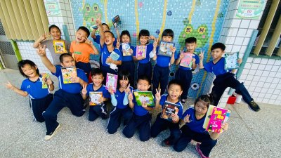 贈書合影4.jpg