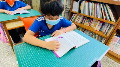 贈書合影5.jpg