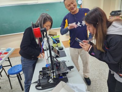LINE_ALBUM_1130117海洋大學林詠凱教授指導3D列印活動_240119_14.jpg