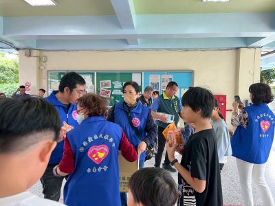 LINE_ALBUM_1141209彰化縣幼瑩廣慈文教學會致贈聖誕禮_251210_10.jpg