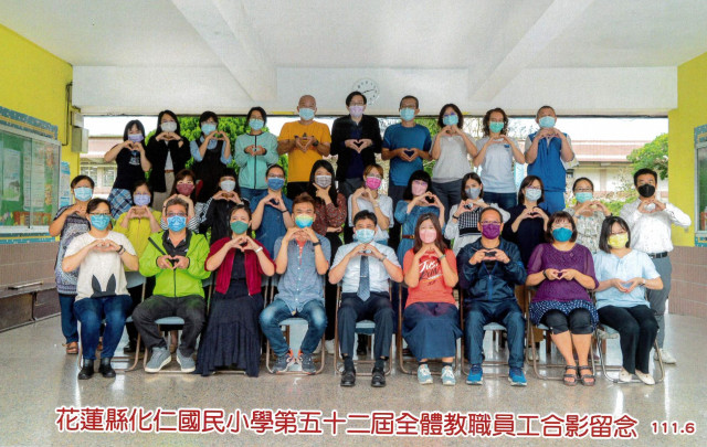 https://xc.hlc.edu.tw/~hzps_www/uploads/tadgallery/2025_04_01/1675_052_110學年度(111年6月)第52屆教師.jpg 110學年度(111年6月)第52屆教師