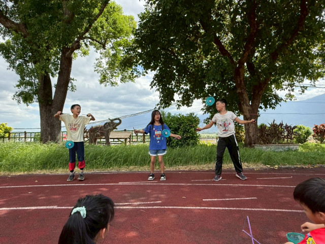 https://xc.hlc.edu.tw/~lhps_www/uploads/tadgallery/2026_07_22/2549_LINE_ALBUM_暑假扯鈴營隊_260721_8.jpg 