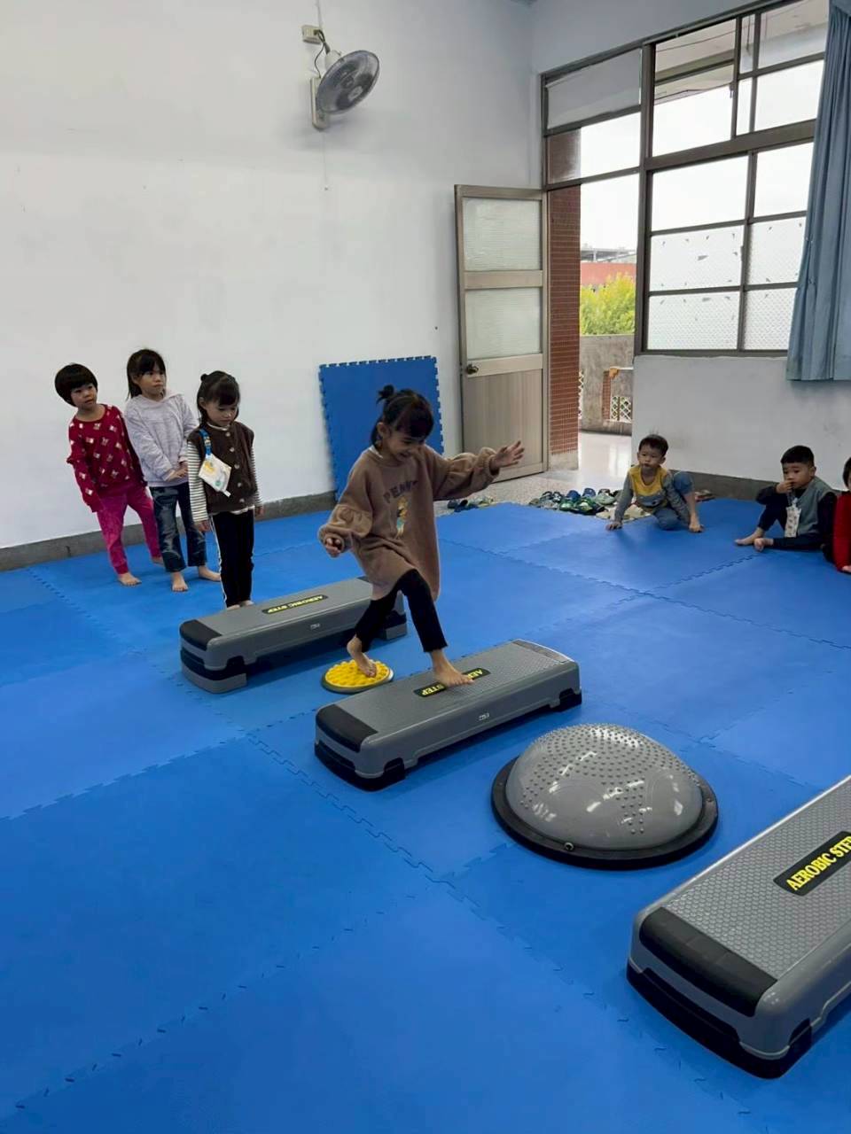 https://xc.hlc.edu.tw/~mleps_prs/uploads/tadgallery/2026_05_06/387_LINE_ALBUM_114上學期，企鵝班：體能我最棒_260504_14.jpg 