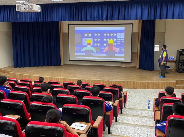 https://xc.hlc.edu.tw/~smjh_www/uploads/tadgallery/2021_04_14/1015_20200515海洋職業生涯宣導_200513_0013.jpg 