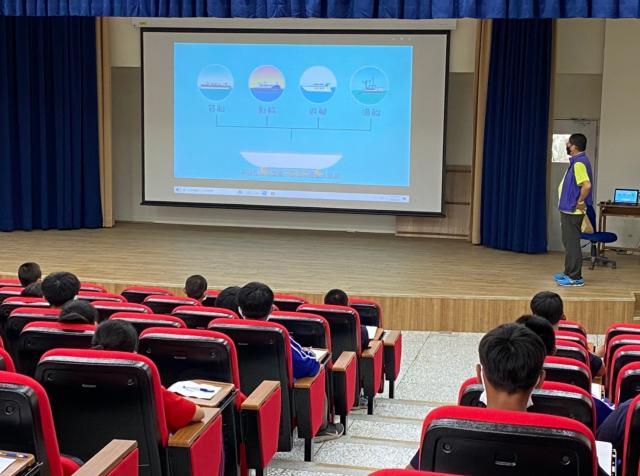 https://xc.hlc.edu.tw/~smjh_www/uploads/tadgallery/2021_04_14/1017_20200515海洋職業生涯宣導_200513_0015.jpg 