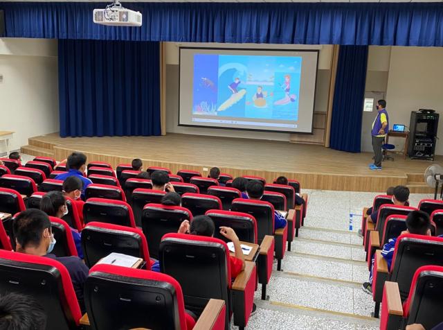 https://xc.hlc.edu.tw/~smjh_www/uploads/tadgallery/2021_04_14/1025_20200515海洋職業生涯宣導_200513_0023.jpg 