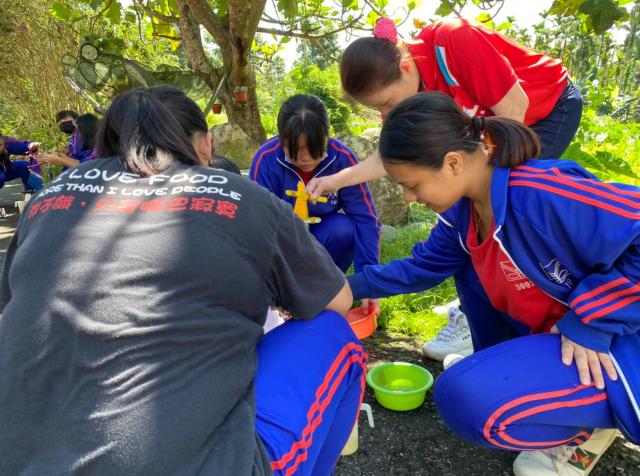 https://xc.hlc.edu.tw/~smjh_www/uploads/tadgallery/2021_04_14/1057_20200602九年級染布_200609_0032.jpg 