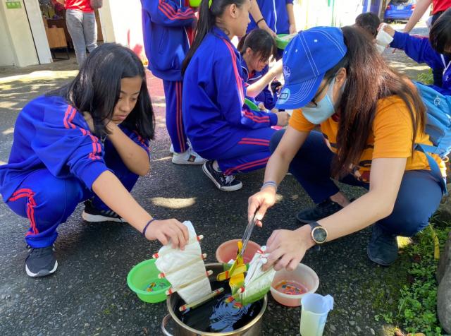 https://xc.hlc.edu.tw/~smjh_www/uploads/tadgallery/2021_04_14/1073_20200602九年級染布_200609_0048.jpg 