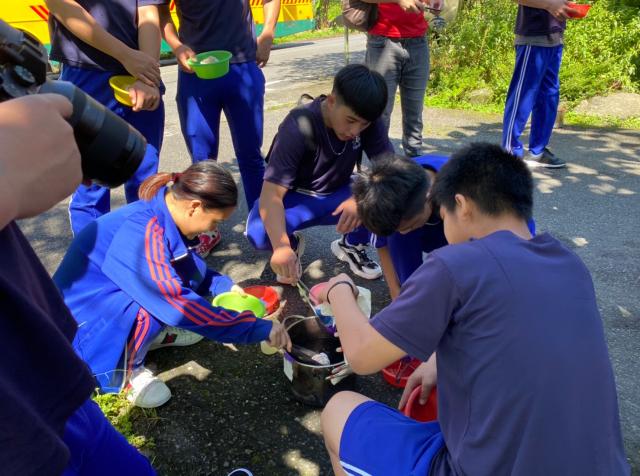 https://xc.hlc.edu.tw/~smjh_www/uploads/tadgallery/2021_04_14/1079_20200602九年級染布_200609_0054.jpg 