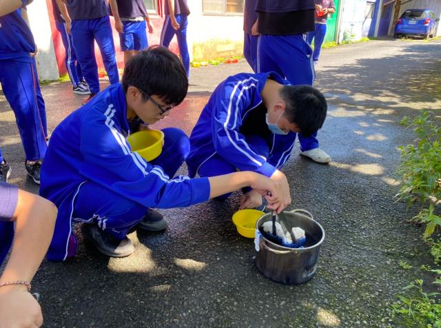 https://xc.hlc.edu.tw/~smjh_www/uploads/tadgallery/2021_04_14/1080_20200602九年級染布_200609_0055.jpg 