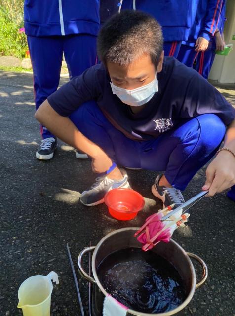 https://xc.hlc.edu.tw/~smjh_www/uploads/tadgallery/2021_04_14/1081_20200602九年級染布_200609_0056.jpg 