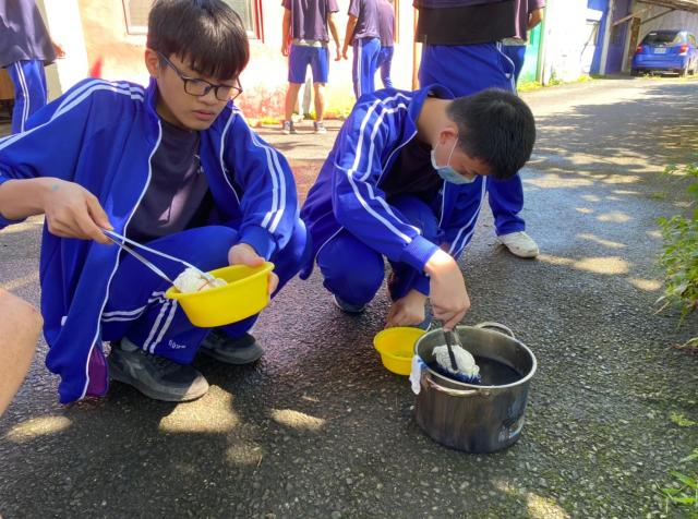 https://xc.hlc.edu.tw/~smjh_www/uploads/tadgallery/2021_04_14/1083_20200602九年級染布_200609_0058.jpg 
