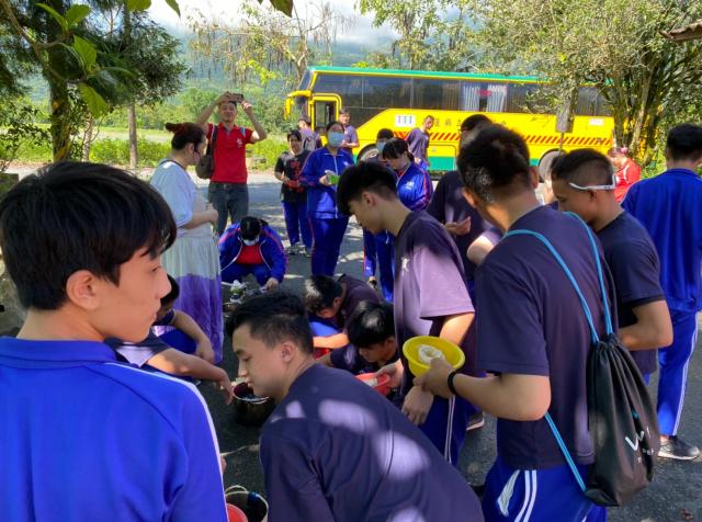 https://xc.hlc.edu.tw/~smjh_www/uploads/tadgallery/2021_04_14/1094_20200602九年級染布_200609_0069.jpg 
