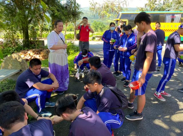 https://xc.hlc.edu.tw/~smjh_www/uploads/tadgallery/2021_04_14/1095_20200602九年級染布_200609_0070.jpg 