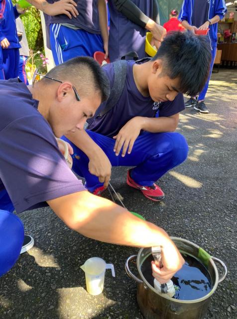 https://xc.hlc.edu.tw/~smjh_www/uploads/tadgallery/2021_04_14/1100_20200602九年級染布_200609_0075.jpg 