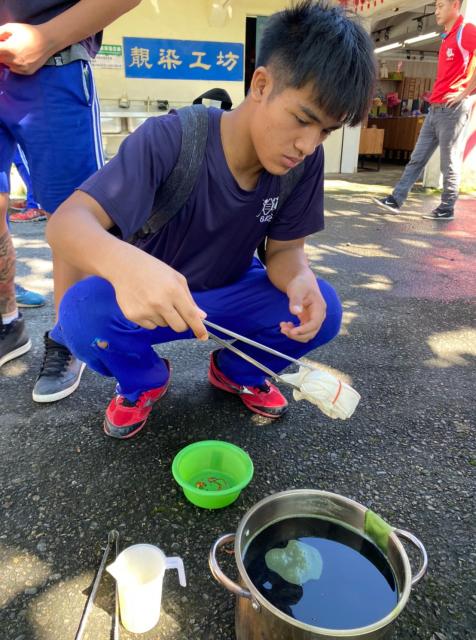 https://xc.hlc.edu.tw/~smjh_www/uploads/tadgallery/2021_04_14/1103_20200602九年級染布_200609_0078.jpg 