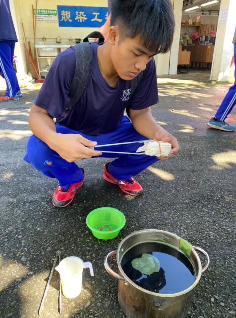 https://xc.hlc.edu.tw/~smjh_www/uploads/tadgallery/2021_04_14/1104_20200602九年級染布_200609_0079.jpg 