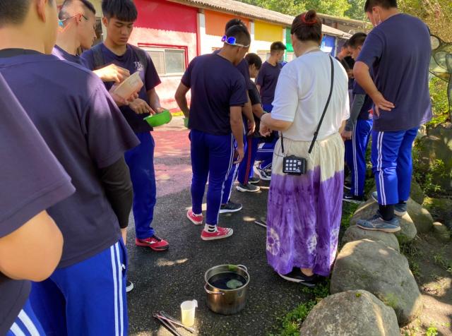 https://xc.hlc.edu.tw/~smjh_www/uploads/tadgallery/2021_04_14/1106_20200602九年級染布_200609_0081.jpg 