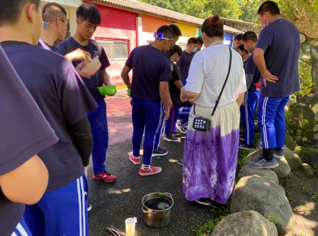 https://xc.hlc.edu.tw/~smjh_www/uploads/tadgallery/2021_04_14/1107_20200602九年級染布_200609_0082.jpg 
