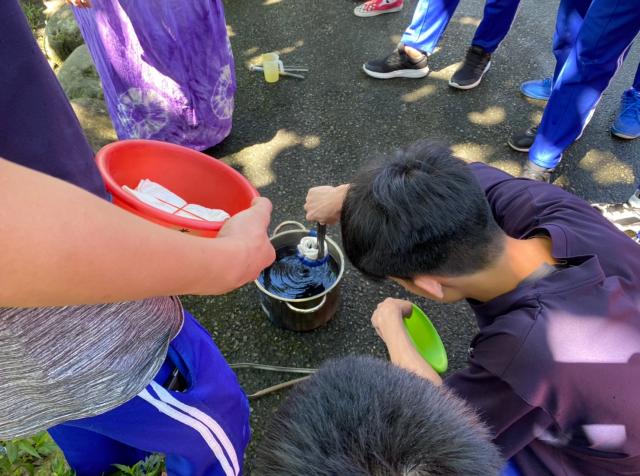 https://xc.hlc.edu.tw/~smjh_www/uploads/tadgallery/2021_04_14/1109_20200602九年級染布_200609_0084.jpg 