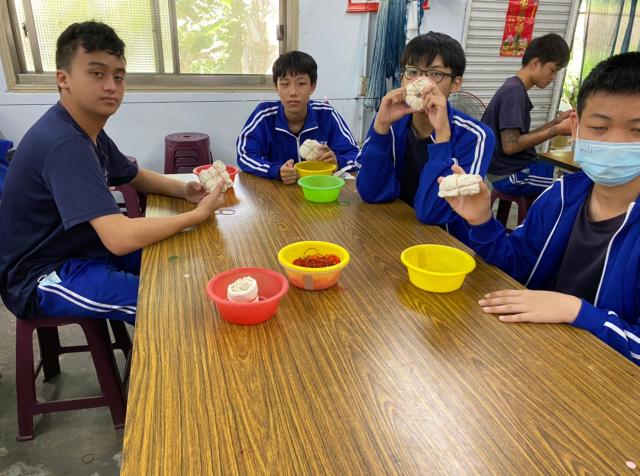 https://xc.hlc.edu.tw/~smjh_www/uploads/tadgallery/2021_04_14/1112_20200602九年級染布_200609_0087.jpg 