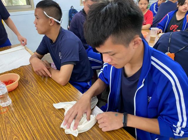 https://xc.hlc.edu.tw/~smjh_www/uploads/tadgallery/2021_04_14/1132_20200602九年級染布_200609_0107.jpg 