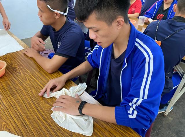 https://xc.hlc.edu.tw/~smjh_www/uploads/tadgallery/2021_04_14/1133_20200602九年級染布_200609_0108.jpg 