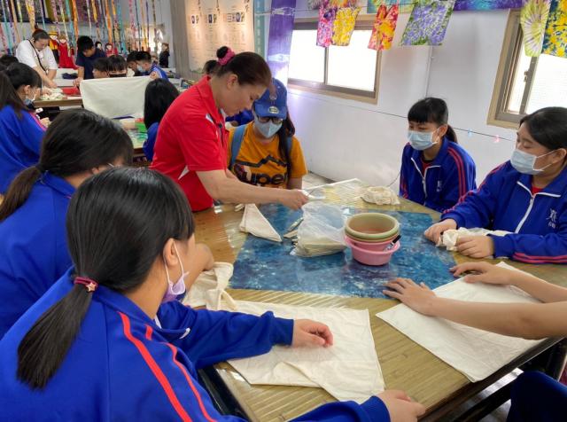 https://xc.hlc.edu.tw/~smjh_www/uploads/tadgallery/2021_04_14/1134_20200602九年級染布_200609_0109.jpg 
