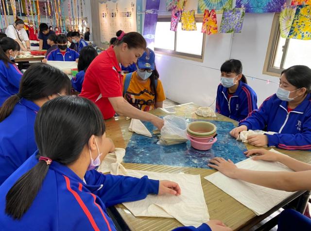 https://xc.hlc.edu.tw/~smjh_www/uploads/tadgallery/2021_04_14/1135_20200602九年級染布_200609_0110.jpg 