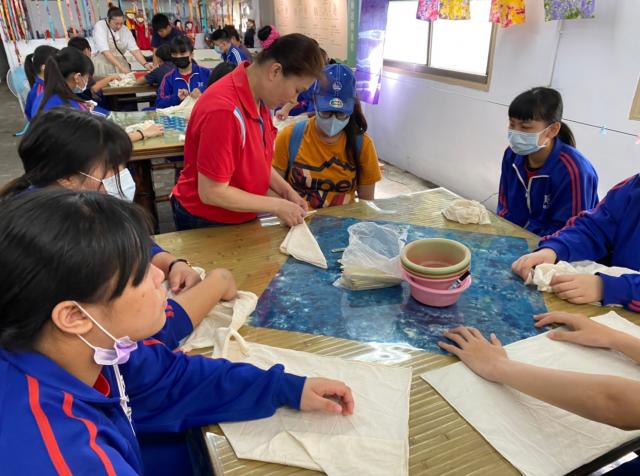 https://xc.hlc.edu.tw/~smjh_www/uploads/tadgallery/2021_04_14/1136_20200602九年級染布_200609_0111.jpg 