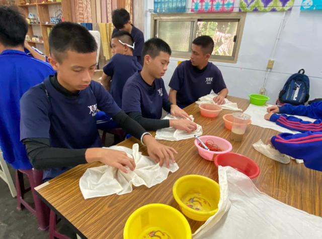 https://xc.hlc.edu.tw/~smjh_www/uploads/tadgallery/2021_04_14/1140_20200602九年級染布_200609_0115.jpg 