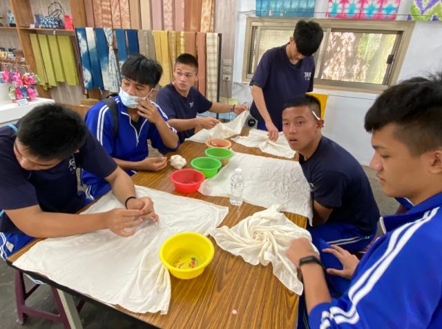 https://xc.hlc.edu.tw/~smjh_www/uploads/tadgallery/2021_04_14/1141_20200602九年級染布_200609_0116.jpg 