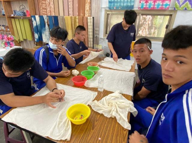 https://xc.hlc.edu.tw/~smjh_www/uploads/tadgallery/2021_04_14/1142_20200602九年級染布_200609_0117.jpg 