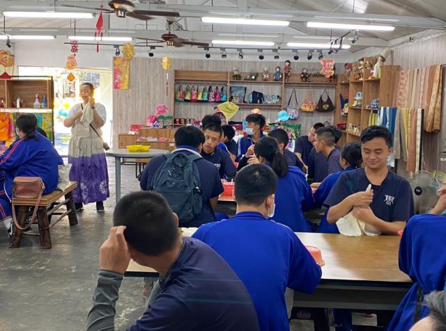 https://xc.hlc.edu.tw/~smjh_www/uploads/tadgallery/2021_04_14/1150_20200602九年級染布_200609_0125.jpg 