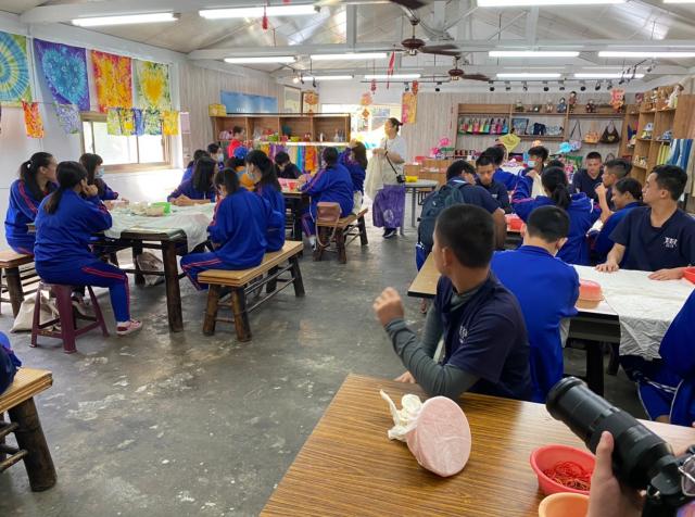 https://xc.hlc.edu.tw/~smjh_www/uploads/tadgallery/2021_04_14/1153_20200602九年級染布_200609_0128.jpg 