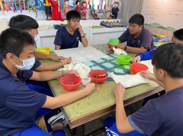 https://xc.hlc.edu.tw/~smjh_www/uploads/tadgallery/2021_04_14/1154_20200602九年級染布_200609_0129.jpg 
