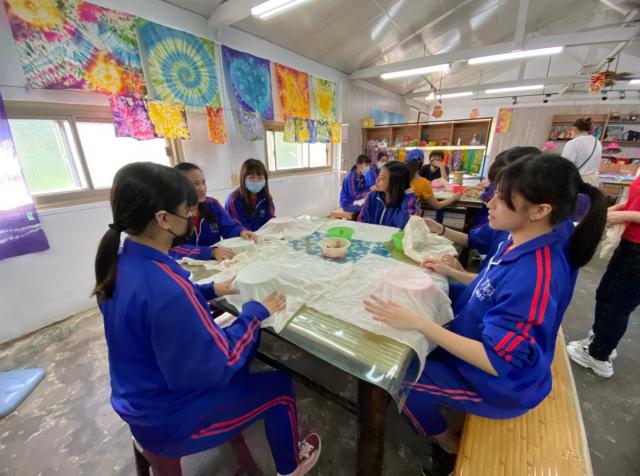 https://xc.hlc.edu.tw/~smjh_www/uploads/tadgallery/2021_04_14/1155_20200602九年級染布_200609_0130.jpg 