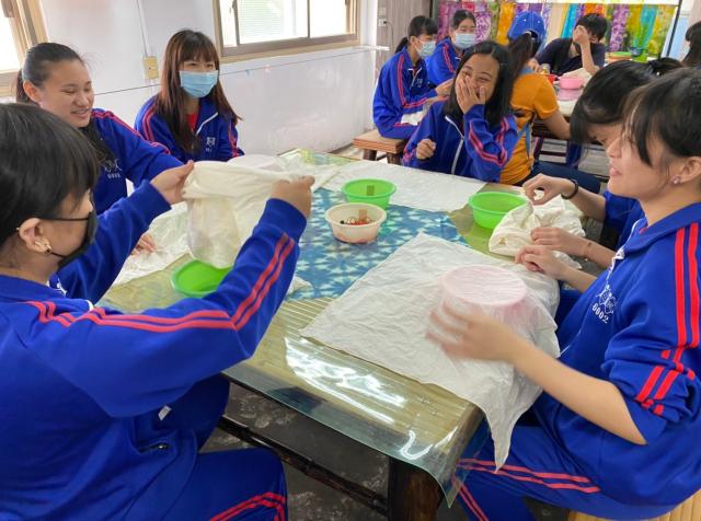 https://xc.hlc.edu.tw/~smjh_www/uploads/tadgallery/2021_04_14/1156_20200602九年級染布_200609_0131.jpg 