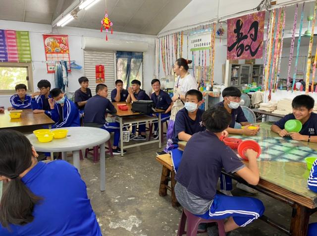 https://xc.hlc.edu.tw/~smjh_www/uploads/tadgallery/2021_04_14/1159_20200602九年級染布_200609_0134.jpg 