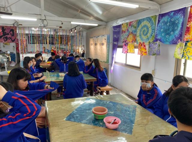 https://xc.hlc.edu.tw/~smjh_www/uploads/tadgallery/2021_04_14/1163_20200602九年級染布_200609_0138.jpg 