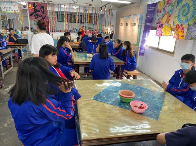 https://xc.hlc.edu.tw/~smjh_www/uploads/tadgallery/2021_04_14/1164_20200602九年級染布_200609_0139.jpg 