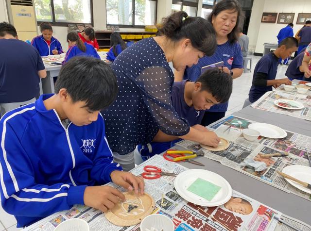 https://xc.hlc.edu.tw/~smjh_www/uploads/tadgallery/2021_04_14/1249_20200620璞石畫體驗_200712_49.jpg 