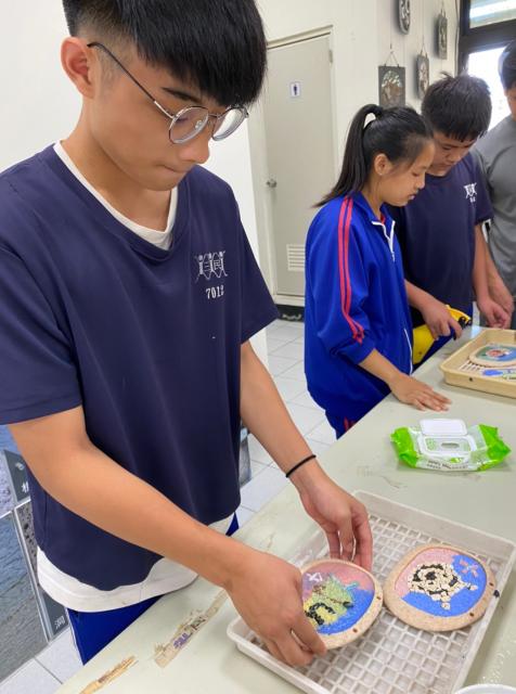 https://xc.hlc.edu.tw/~smjh_www/uploads/tadgallery/2021_04_14/1269_20200620璞石畫體驗_200712_69.jpg 